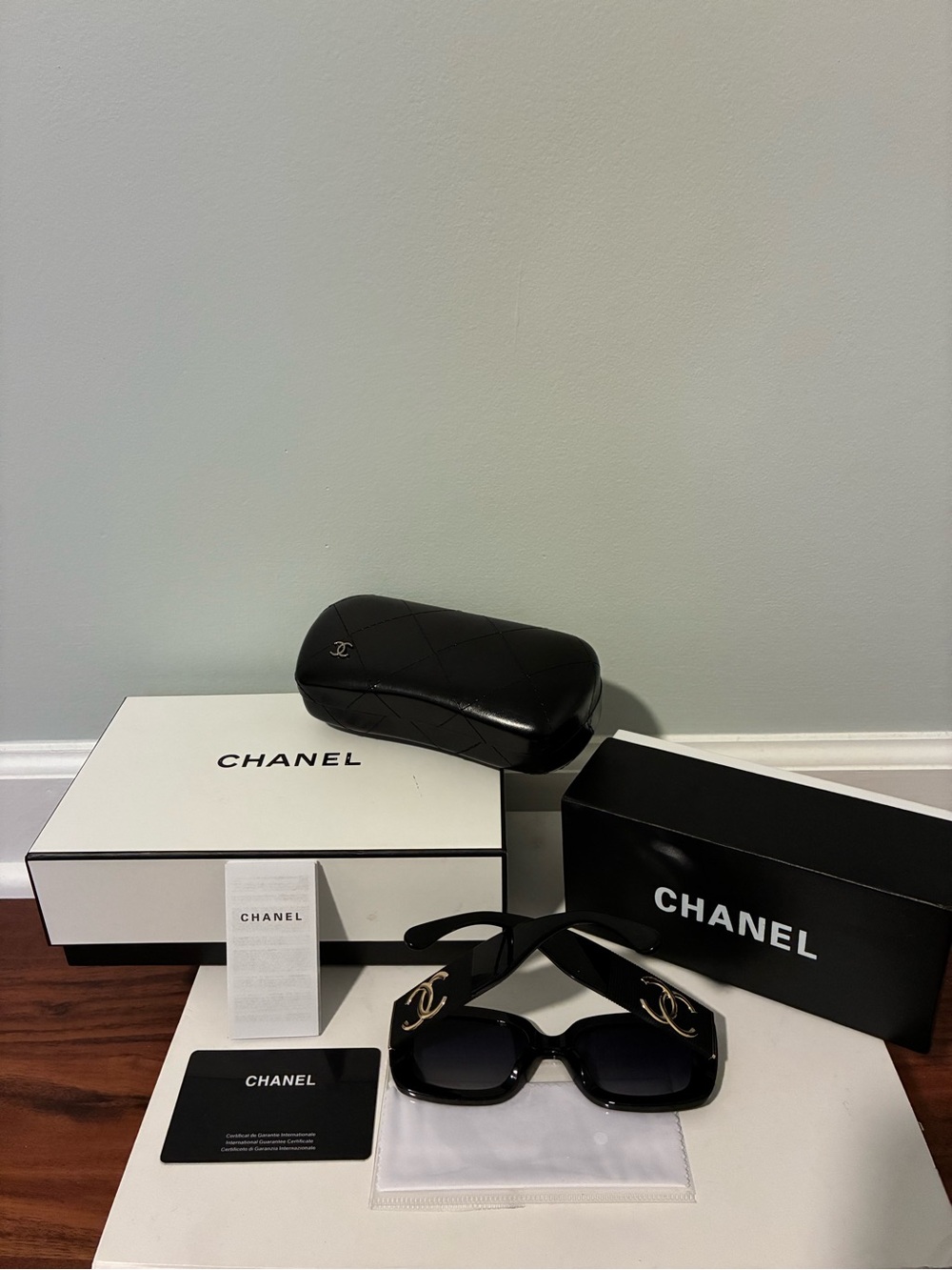 Chanel square sunglasses with Gold accents - Picture 4 of 8